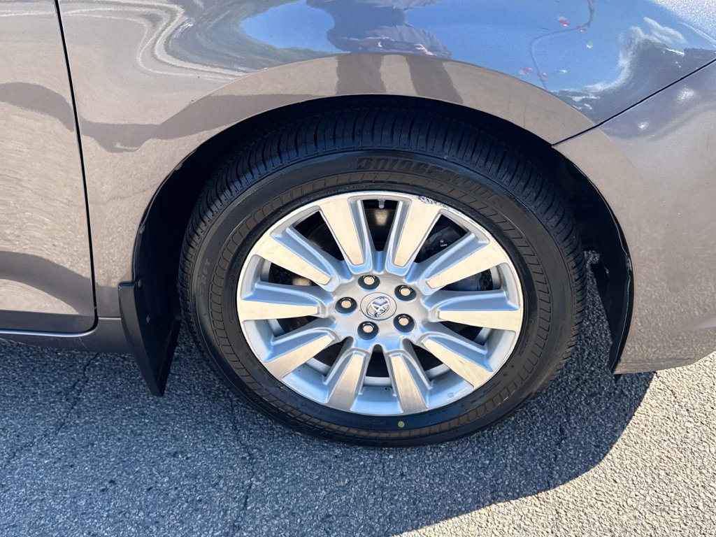 Used 2017 Gray Toyota XLE Premium image 44