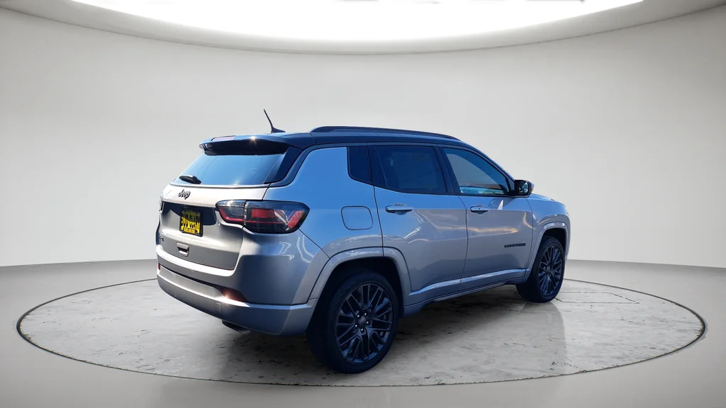 Used 2022 Silver Jeep Limited image 3