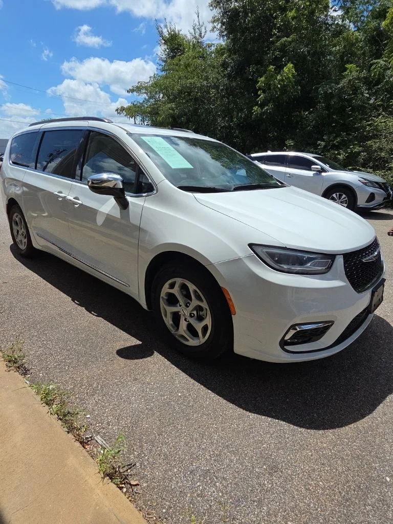 Used 2023 White Chrysler Limited image 16