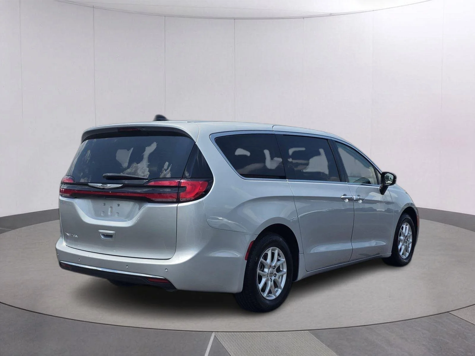 Used 2024 Silver Mist Clearcoat Chrysler Touring L image 5