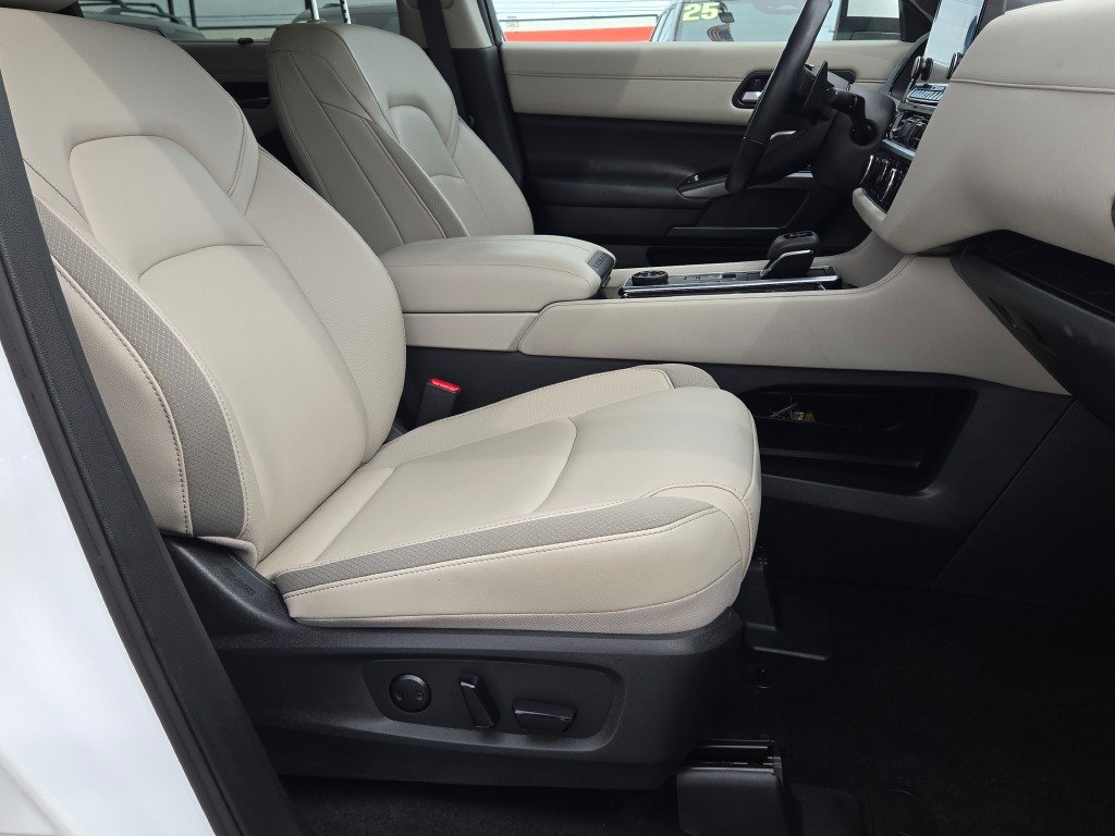 Certified Used 2025 White Nissan SL image 4