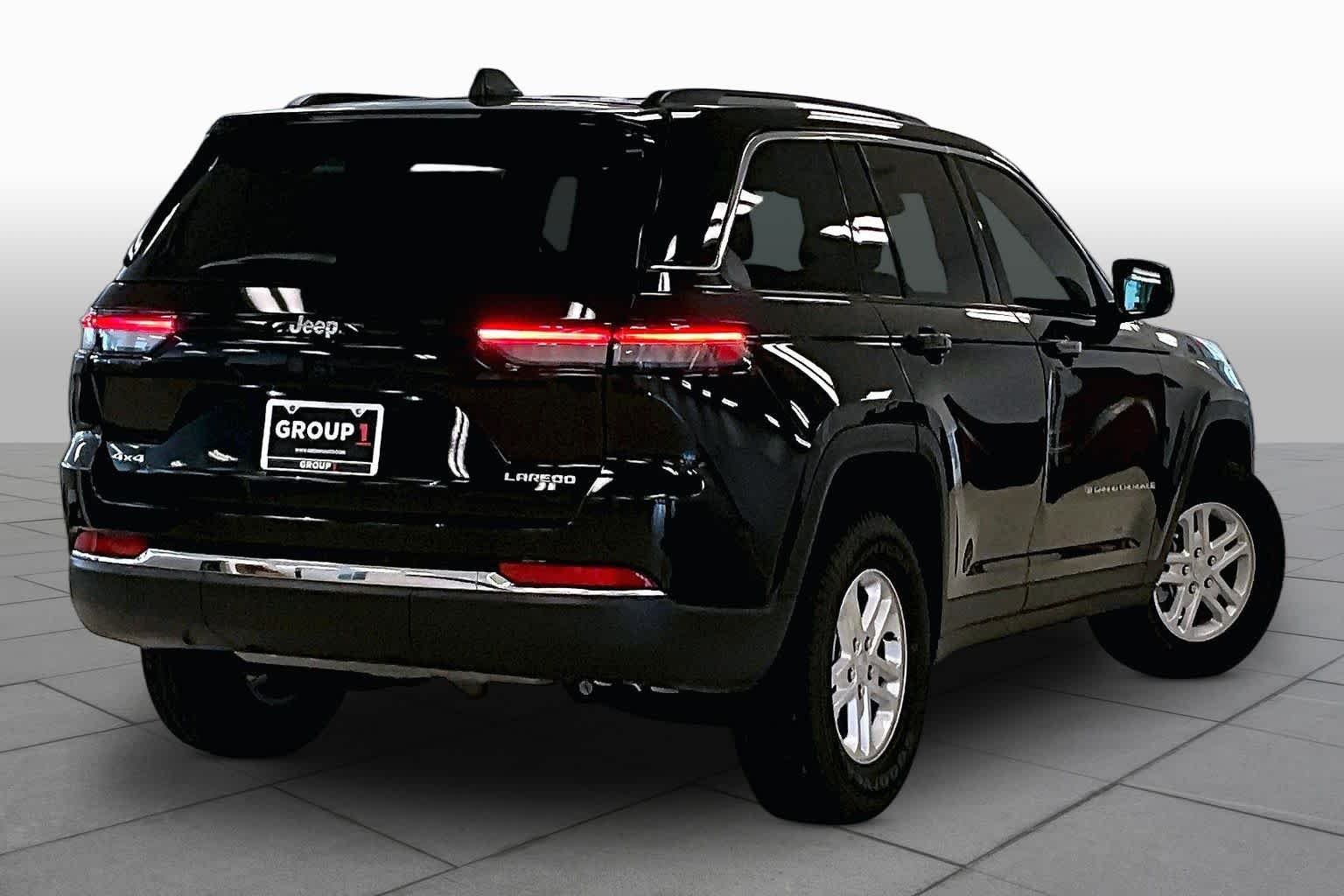 Used 2023 Diamond Black Crystal Pearlcoat Jeep Laredo image 12