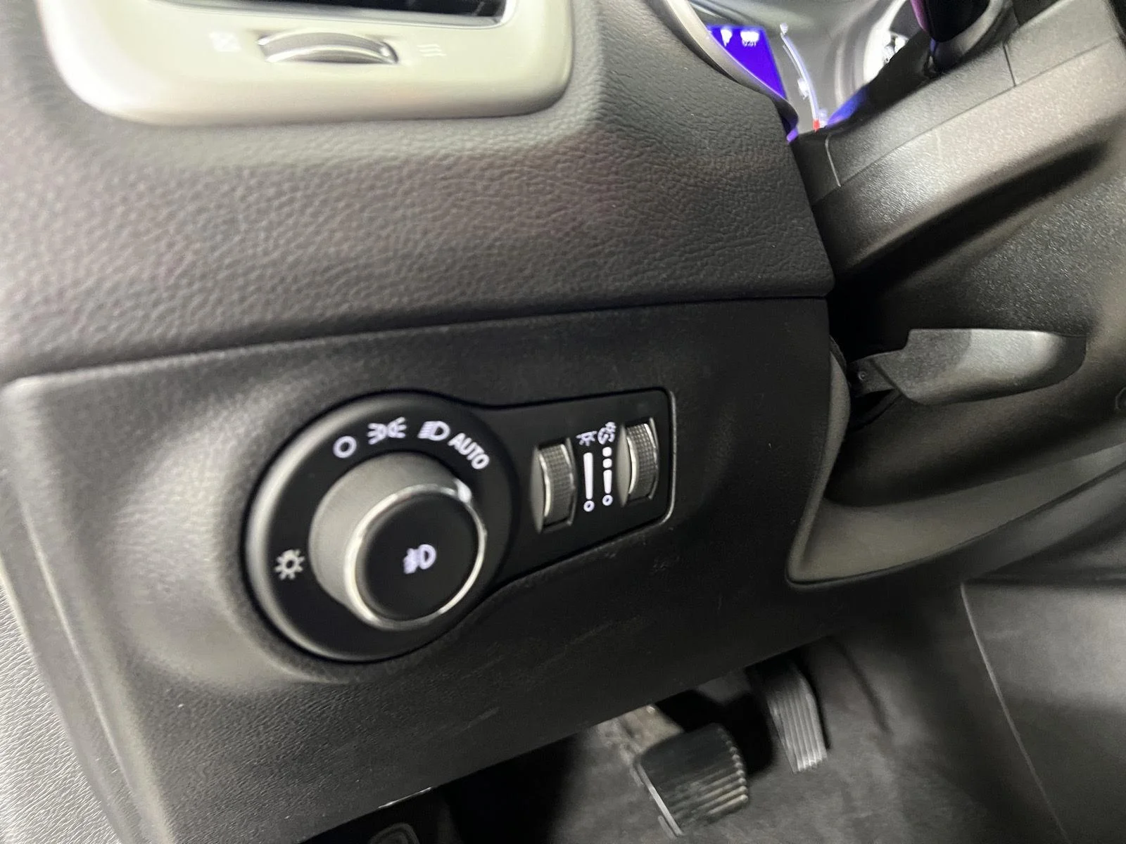 Used 2018 White Clearcoat Jeep Latitude image 20