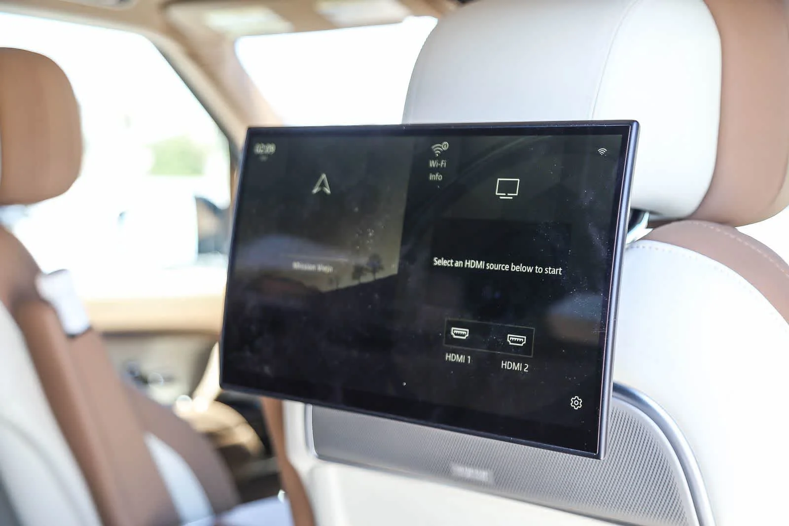 Used 2023 White Land Rover SV image 20
