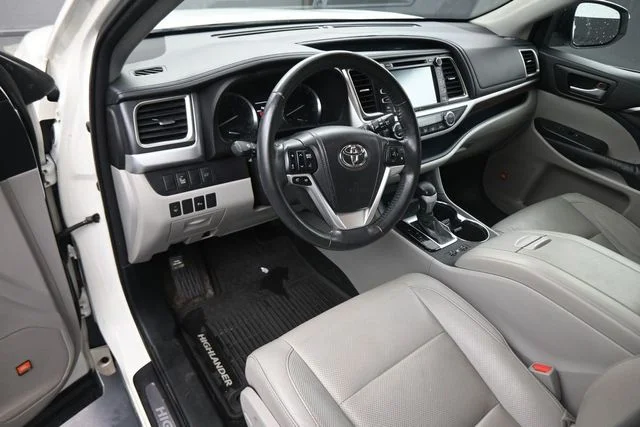 Used 2015 White Toyota Limited image 22