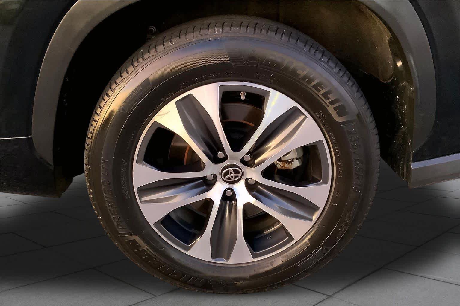 Used 2022 Midnight Black Metallic Toyota XLE image 10