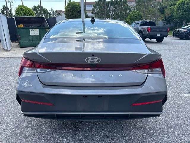Used 2024 Metal Hyundai SE image 3