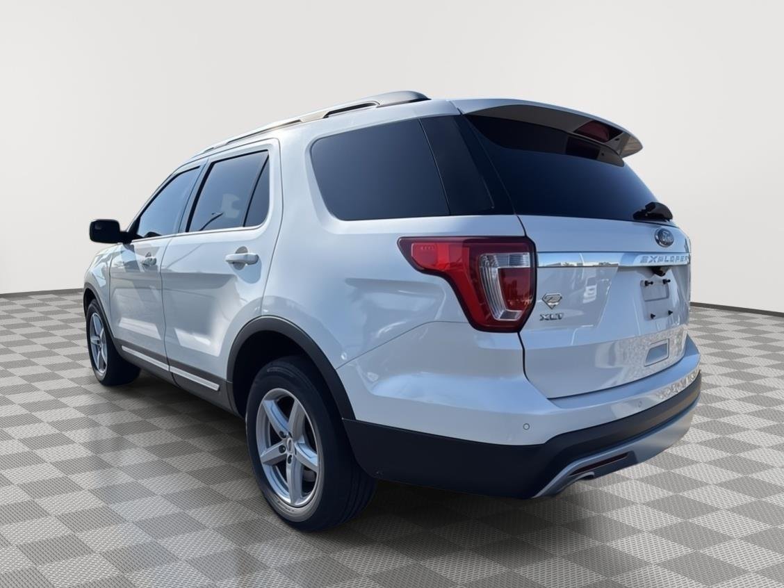 Used 2016 White Platinum Metallic Tri-Coat Ford XLT image 4