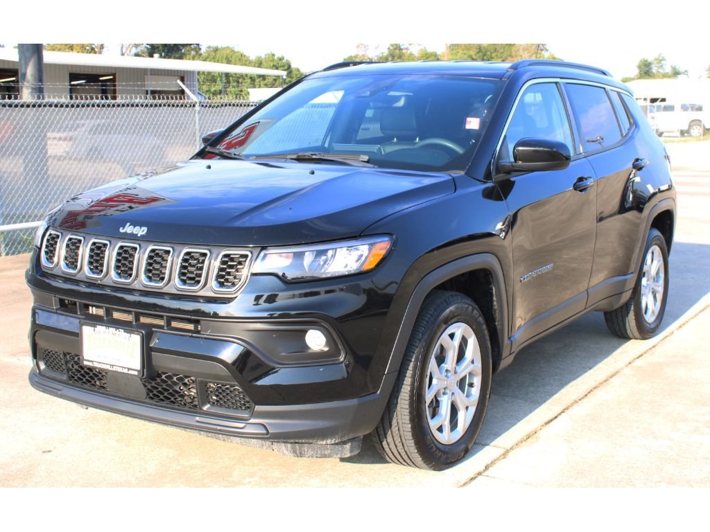 Used 2024 Diamond Black Crystal Pearlcoat Jeep Latitude image 2
