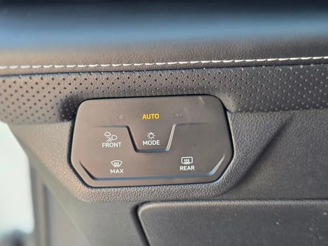 Used 2024  Volkswagen 2.0T SE w/Technology image 41