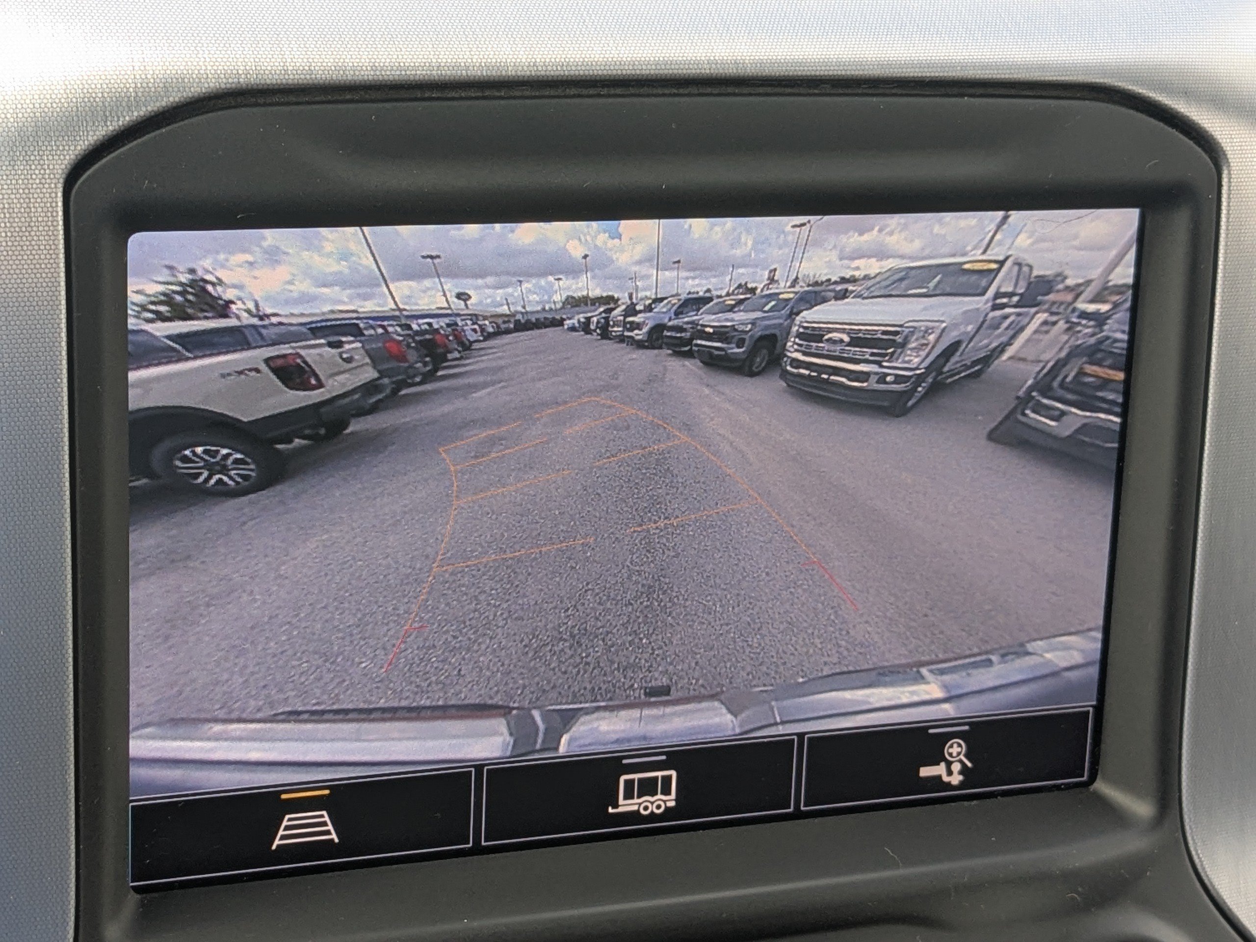 Used 2022 White Frost Tricoat GMC SLT image 22