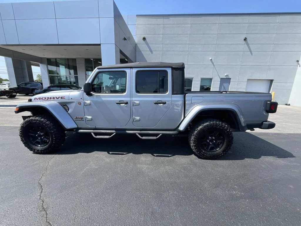 Used 2021 Billet Silver Metallic Clearcoat Jeep Mojave image 4