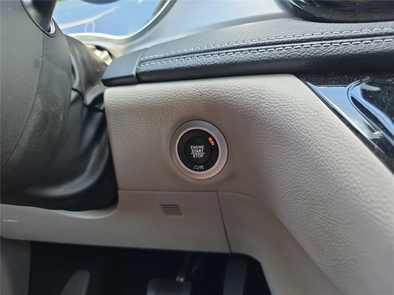 Used 2024 Black Chrysler Hybrid Select image 33