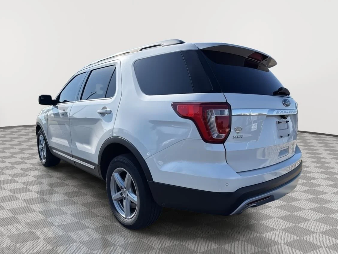 Used 2016 White Platinum Metallic Tri-Coat Ford XLT image 4