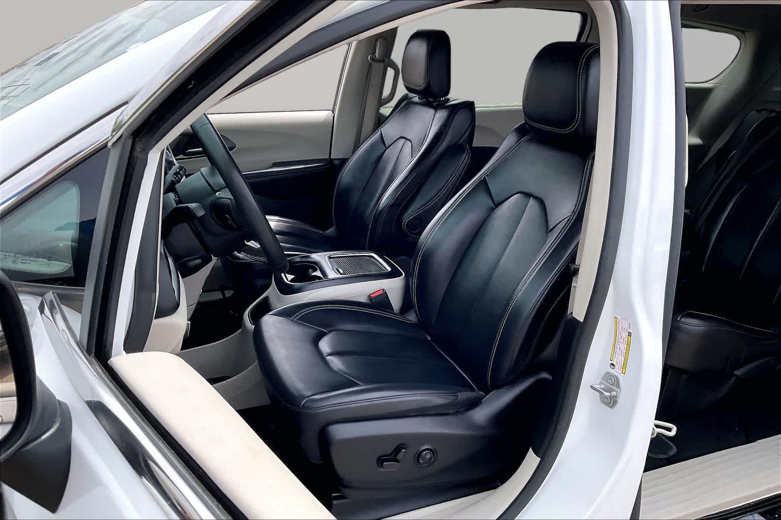Used 2023 Bright White Clearcoat Chrysler Touring L image 8