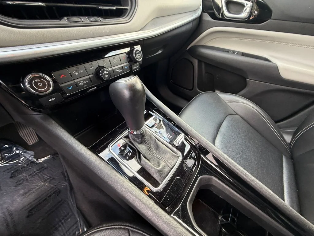 Used 2025 White Jeep Limited image 22