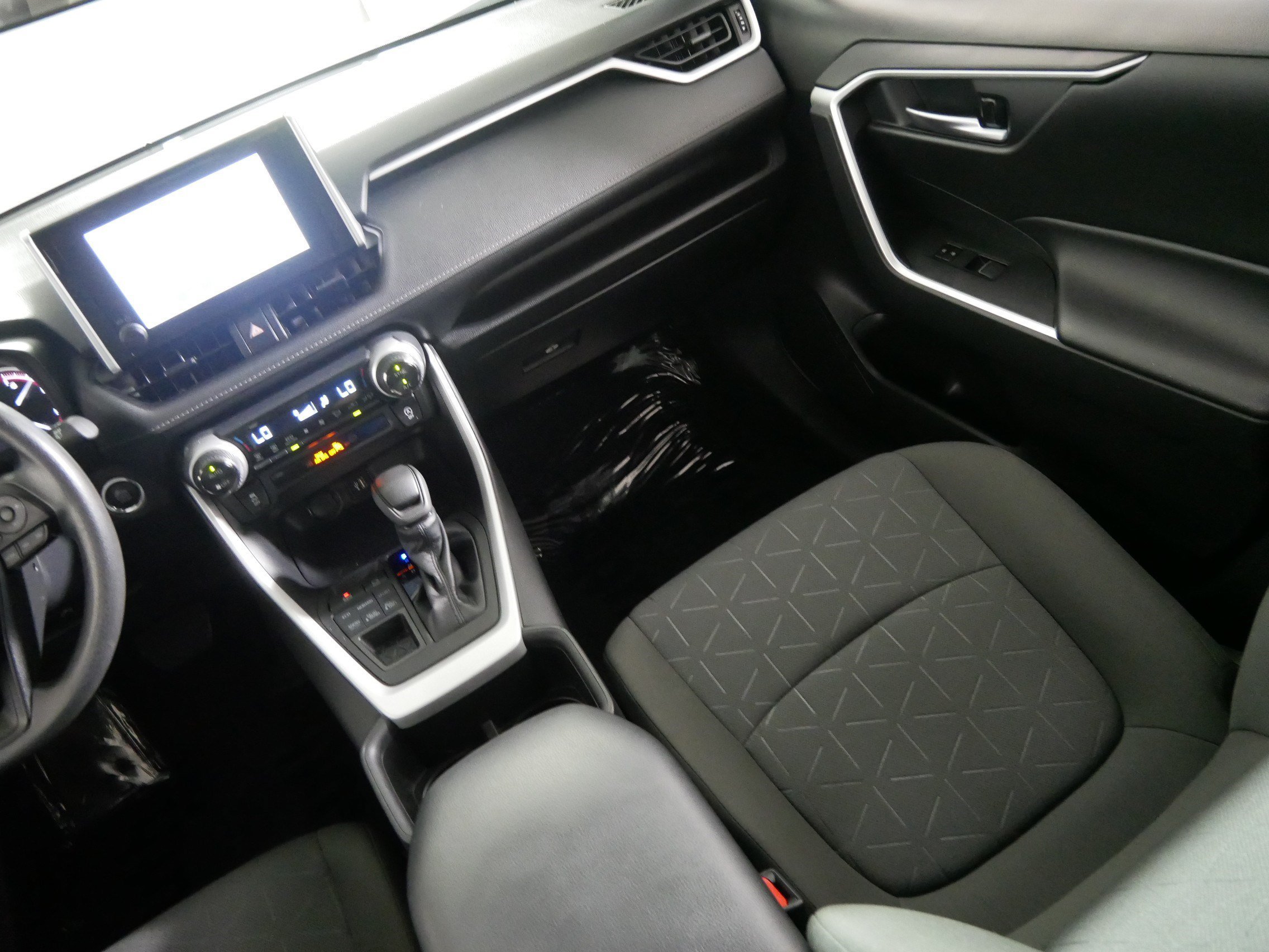 2024 Toyota RAV4 XLE - Photo 11