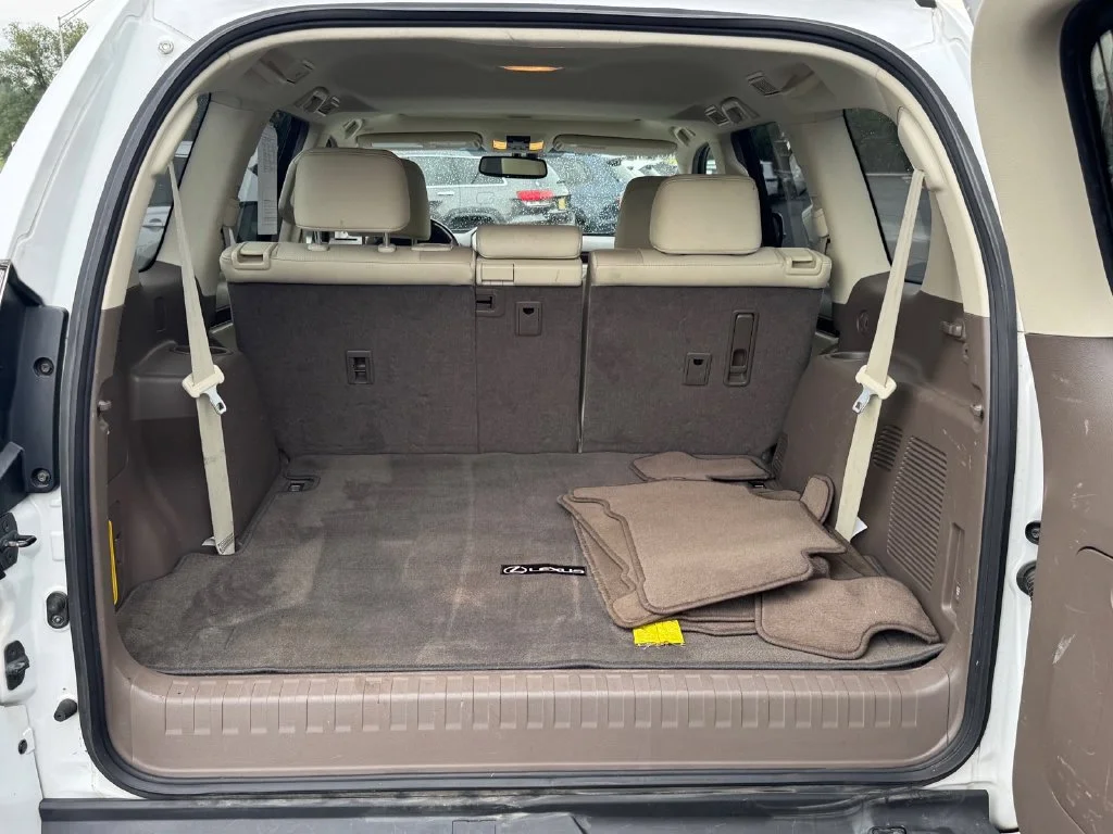 Used 2019 White Lexus 460 image 17