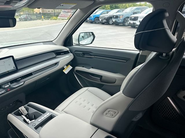 New 2026 Ivory Silver Kia Wind AWD image 25