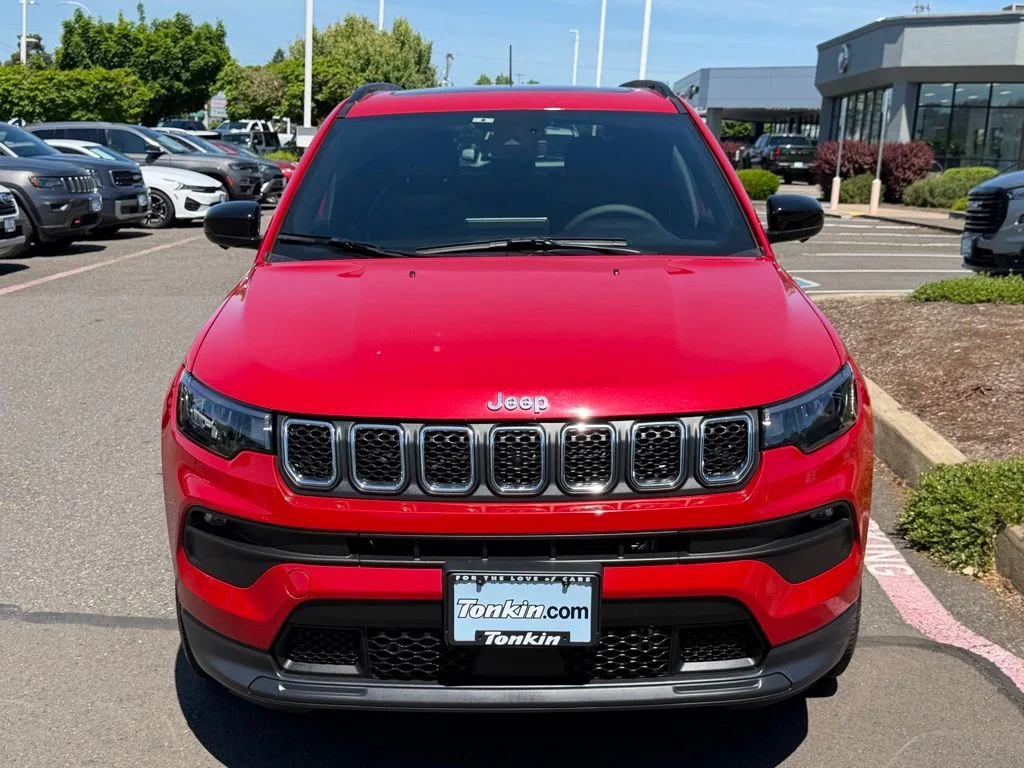 Used 2023 Redline Pearlcoat Jeep Latitude Lux image 3