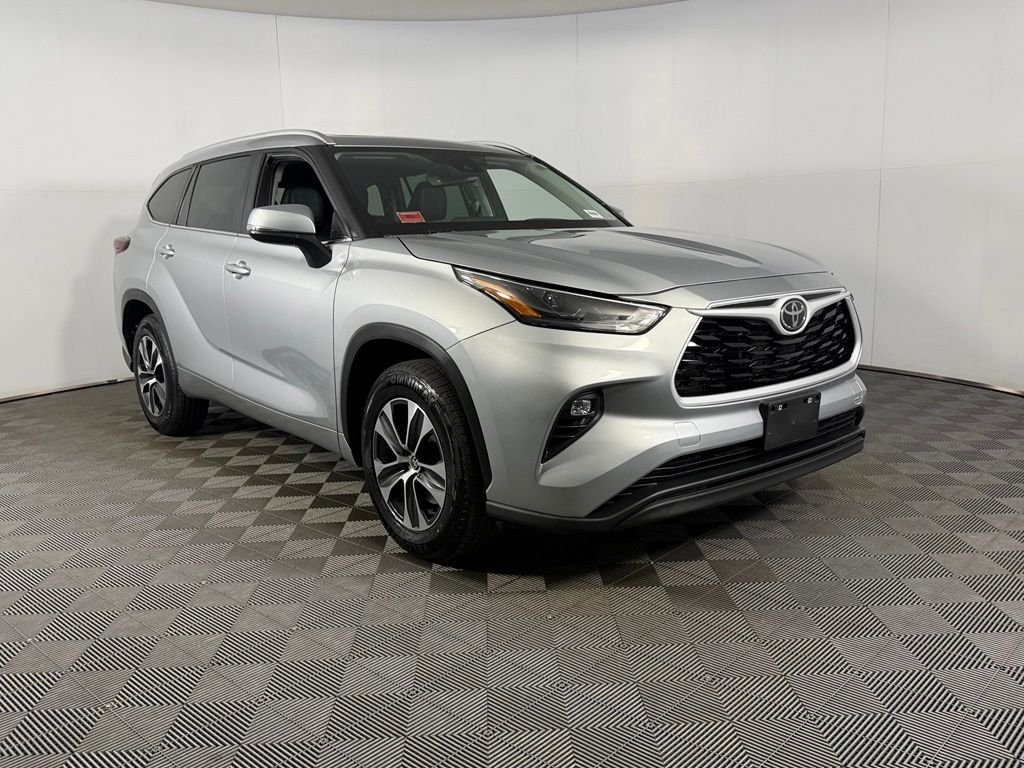 Certified Used 2025 Silver Toyota XLE image 5