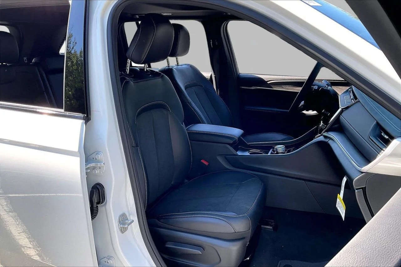 New 2027 Bright White Clear-Coat Paint Jeep Laredo Altitude image 21