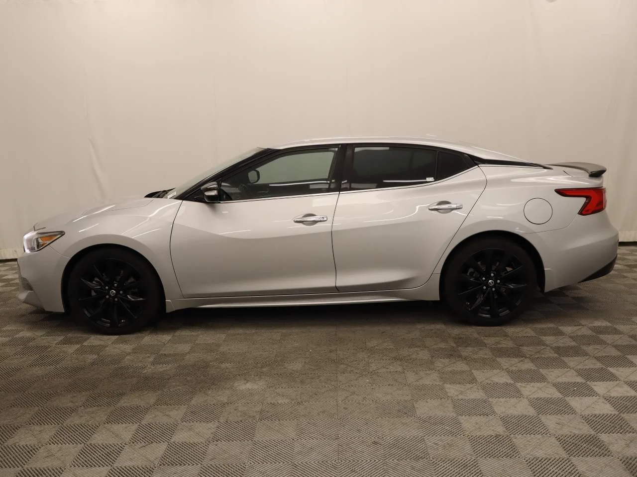Used 2017 Brilliant Silver Nissan 3.5 SR image 2