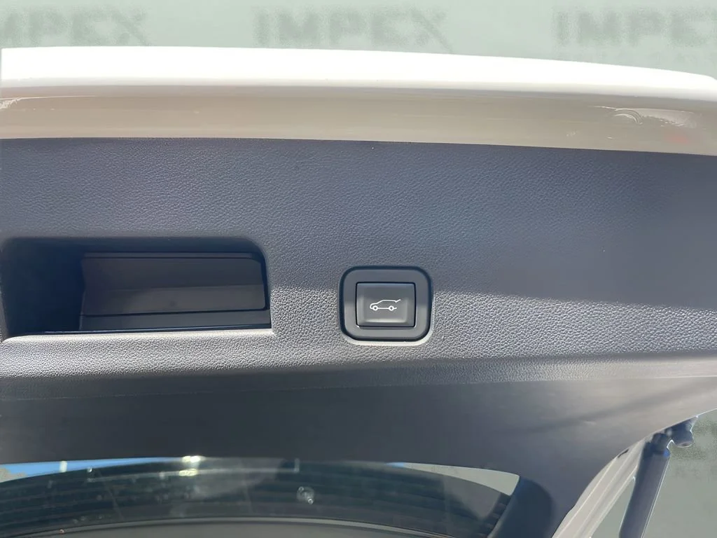 Used 2025 Summit White GMC Elevation image 29