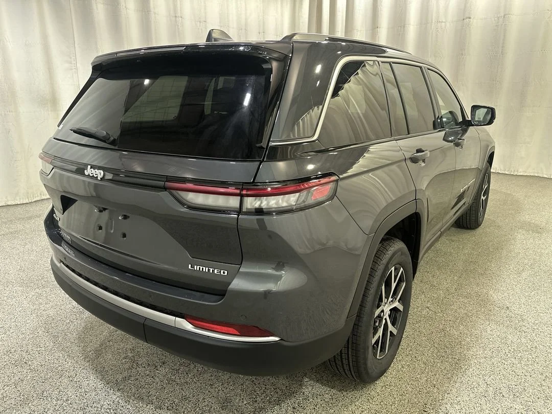 New 2026 Baltic Gray Metallic Clear-Coat Exterior Paint Jeep Limited image 8