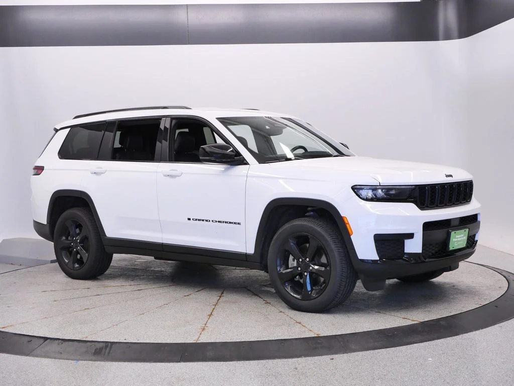 Used 2022 White Jeep Altitude image 10