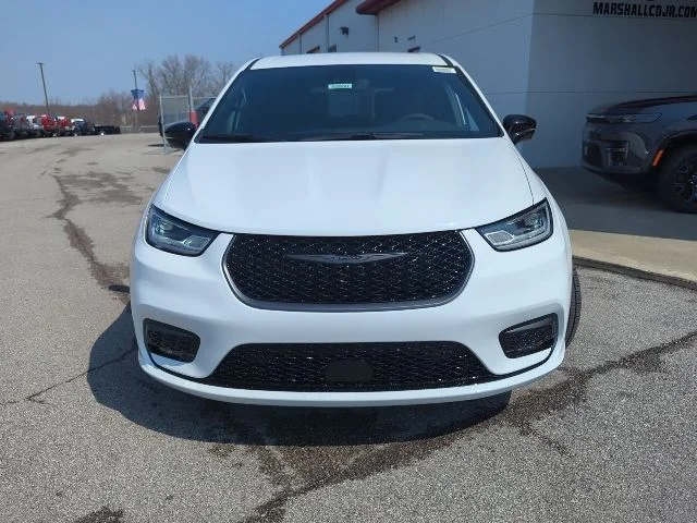 New 2026 Bright White Clear-Coat Exterior Paint Chrysler Select image 3