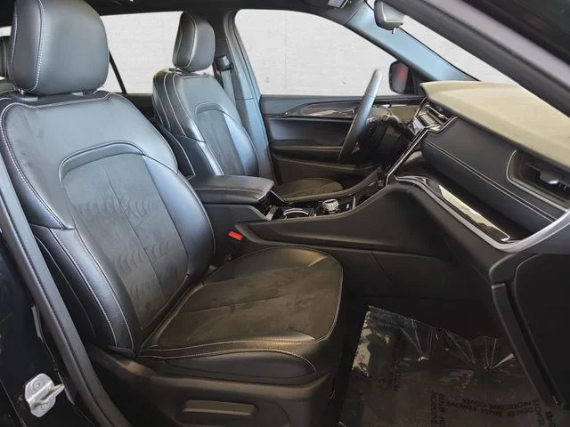 Used 2023 Diamond Black Jeep Altitude X image 10