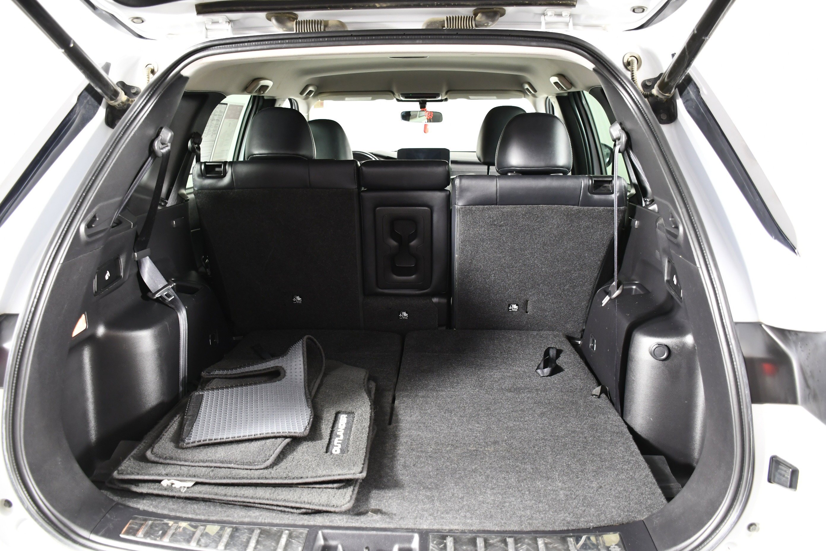 Certified Used 2022 White Diamond Mitsubishi SE image 48