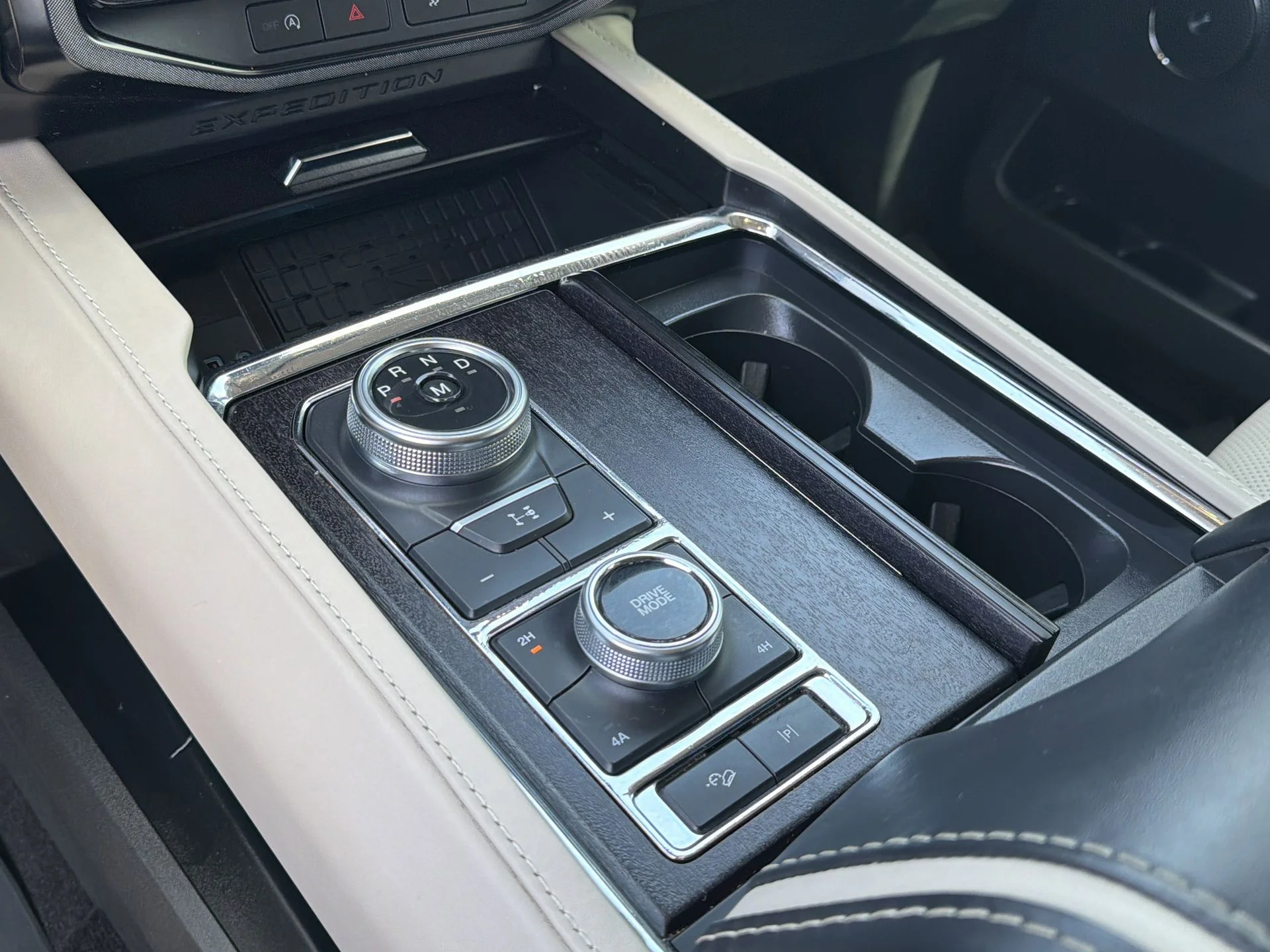 Used 2022 Black Metallic Ford Platinum image 31