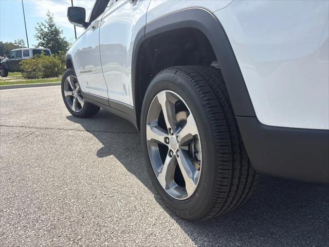 New 2026 Bright White Clear-Coat Exterior Paint Jeep Limited image 7