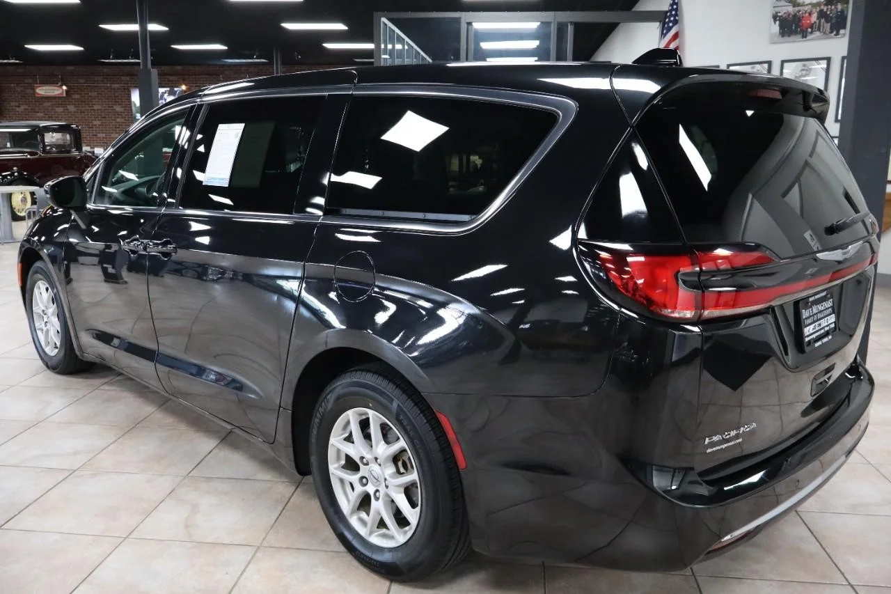 Used 2023 Brilliant Black Crystal Pearl Coat Chrysler Touring L image 4