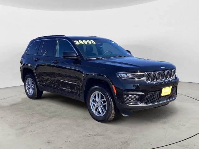 Certified Used 2025 Diamond Black Jeep Laredo X image 7