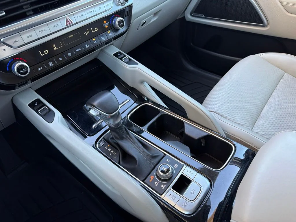 Used 2022 White Kia S image 15