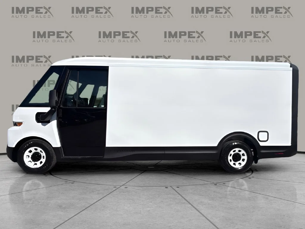 Used 2025 White Chevrolet 600 image 2