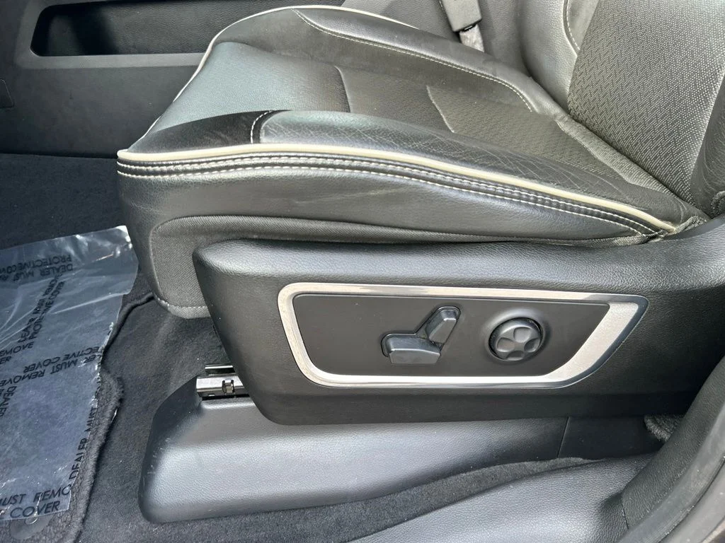 Used 2019 Crystal Metallic Ram Laramie image 17