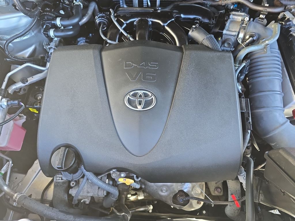 Used 2022 Silver Toyota XLE image 40