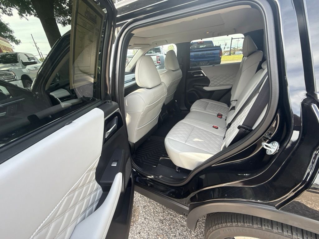 Used 2024 Gray Mitsubishi SEL Platinum Edition image 14