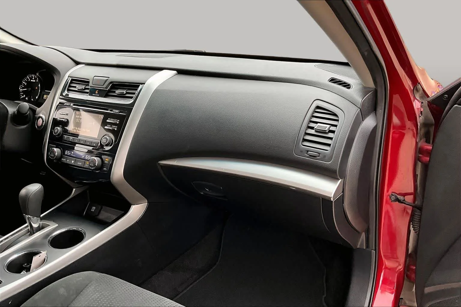 Used 2015 Cayenne Red Nissan 2.5 SV image 19