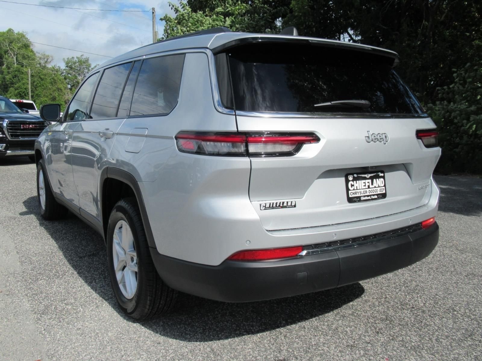 New 2026 Silver Zynith Exterior Paint Jeep Laredo X image 5
