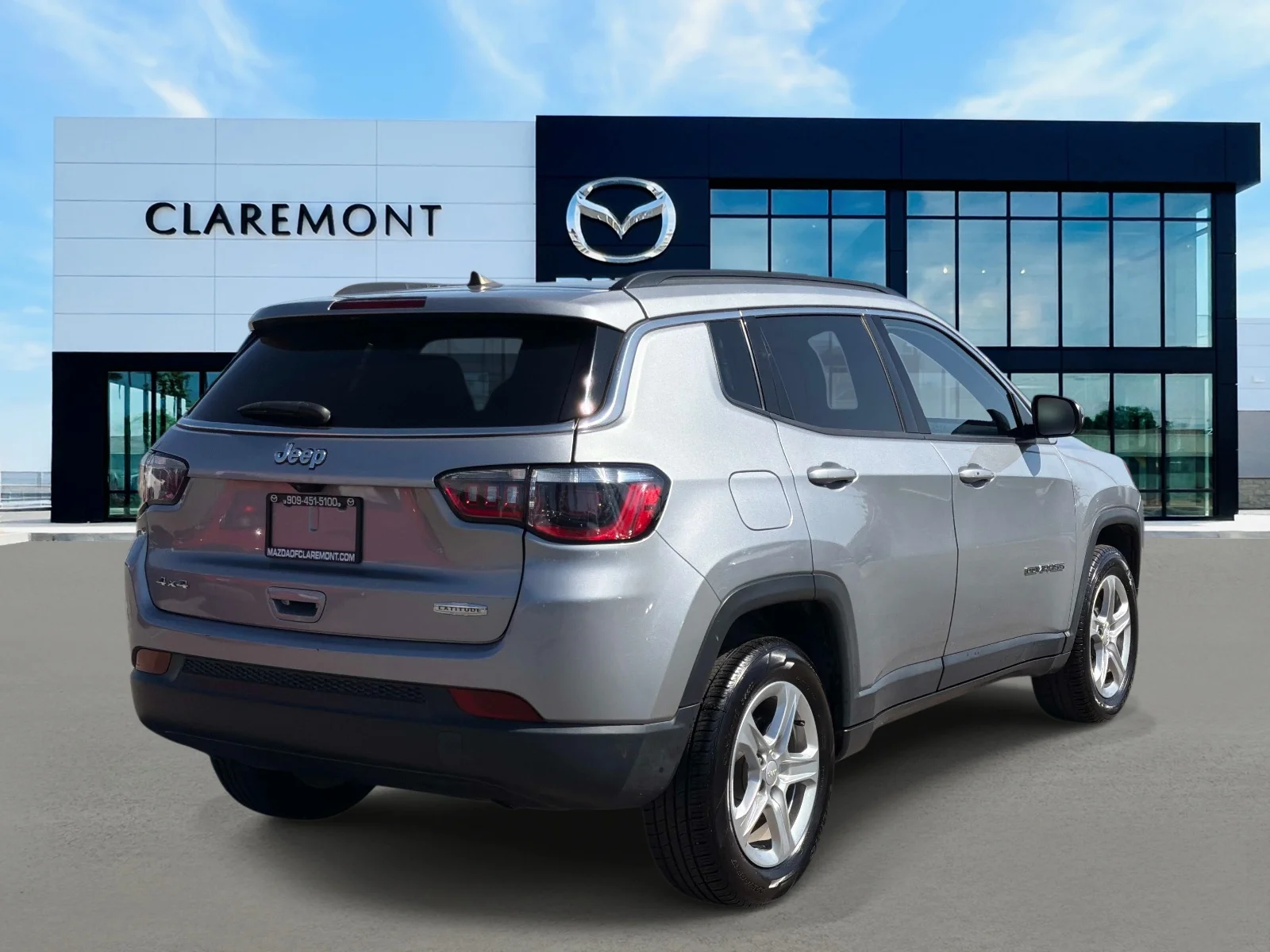 Used 2024 BALTIC GRAY MET Jeep Latitude 4x4 image 5