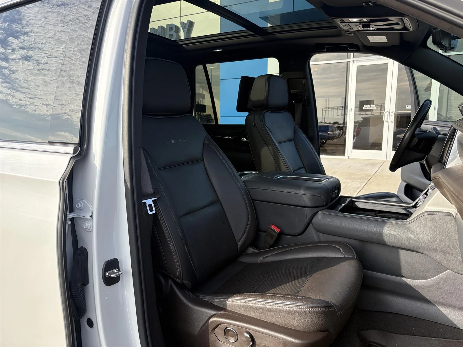 Used 2021 WHITE FROST TRICOAT GMC Denali image 32