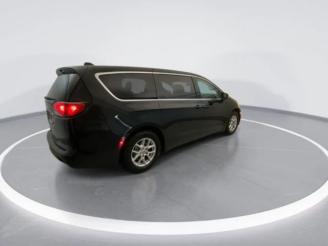 Used 2021 Black Chrysler LX image 4