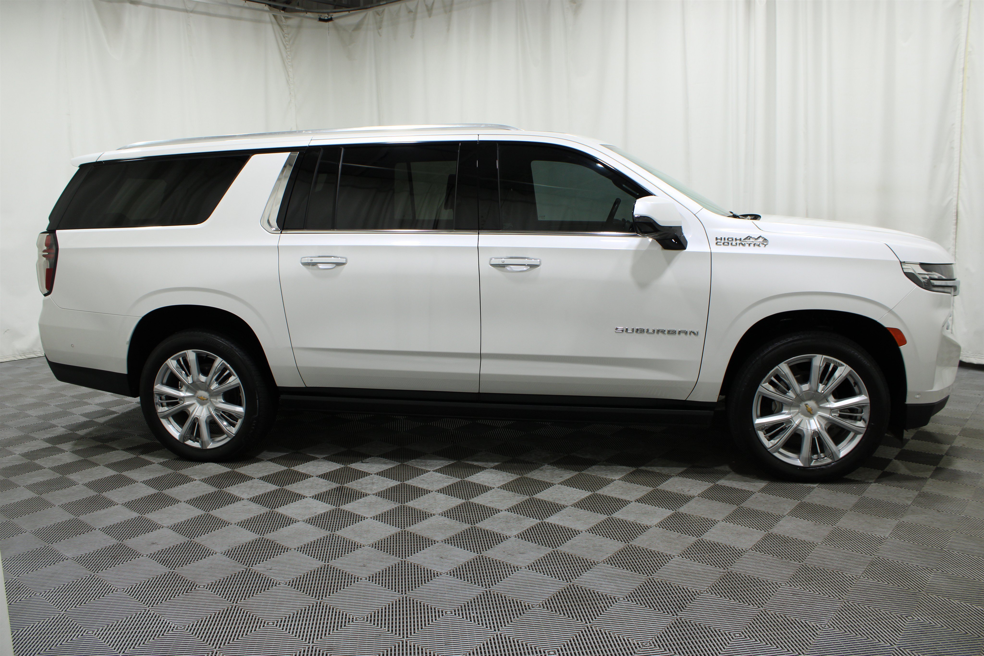Used 2024 Iridescent Pearl Tricoat Chevrolet High Country image 40