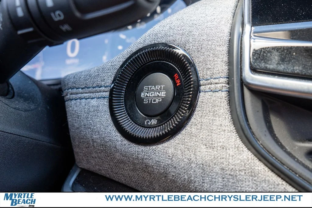 Used 2023 Crystal Metallic Jeep Latitude image 28