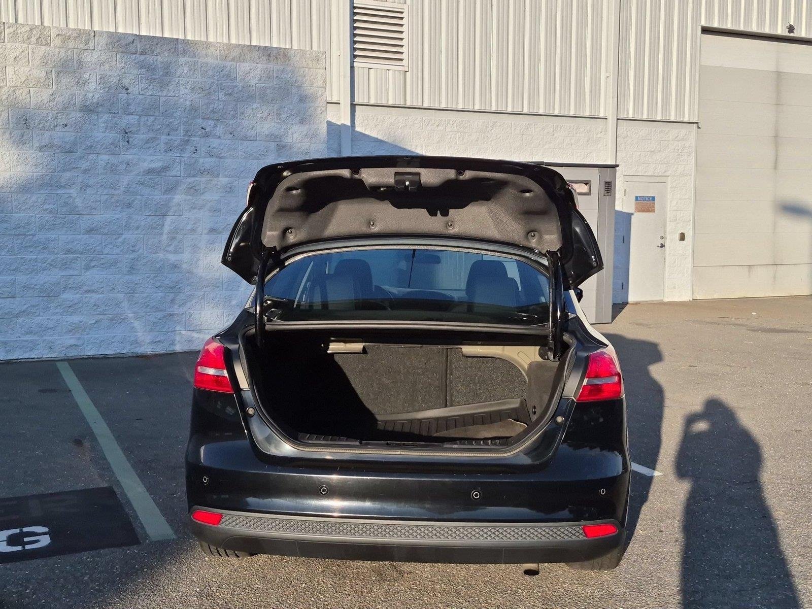 Used 2016 Shadow Black Ford SE image 32